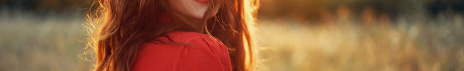 Et portrett av en kvinne i motlys